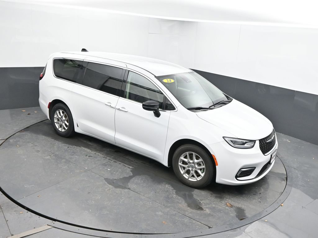 Used 2024 Chrysler Pacifica Touring-L image 45
