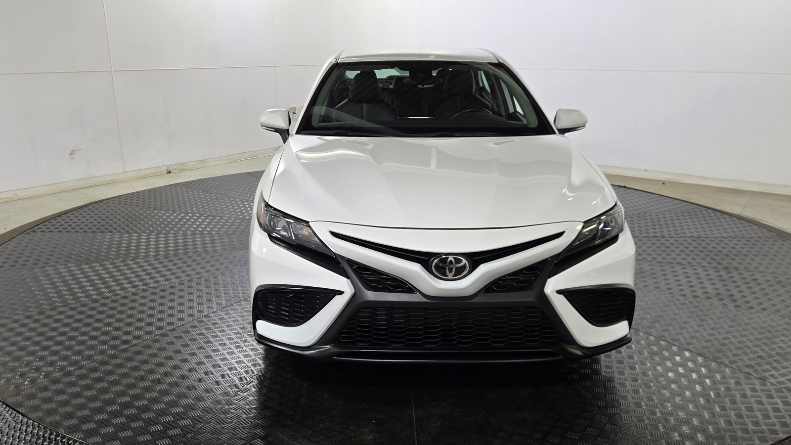 Used 2024 Toyota Camry SE image 2