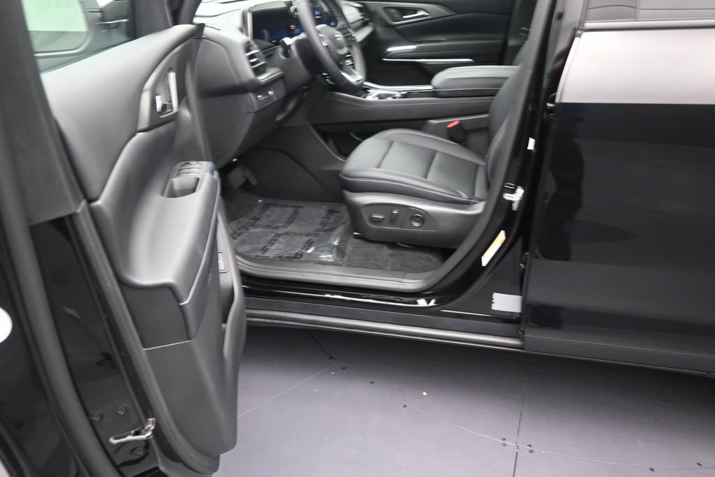 Used 2025 Chevrolet Traverse LT w/ Midnight/Sport Edition FWD image 11