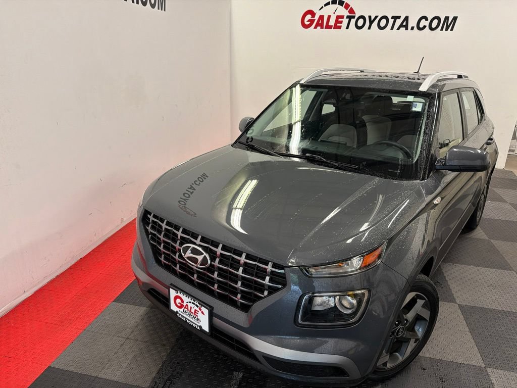 Used 2023 Hyundai Venue SEL FWD image 3