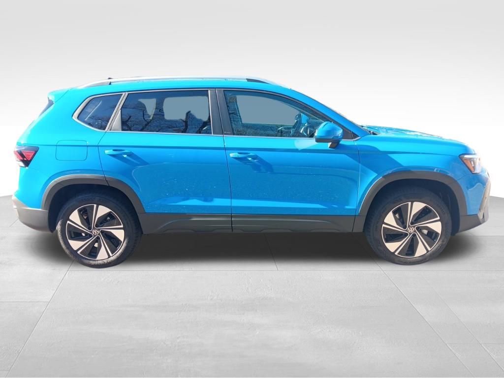 Used 2025 Volkswagen Taos SE w/ Panoramic Sunroof Package image 7