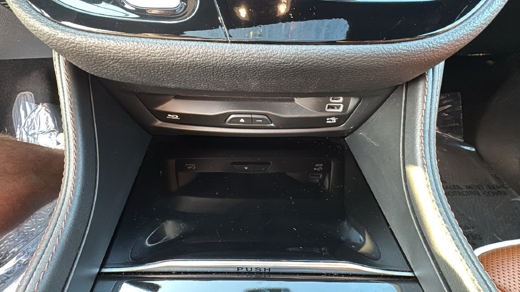 Used 2024 Chrysler Pacifica Pinnacle FWD image 23