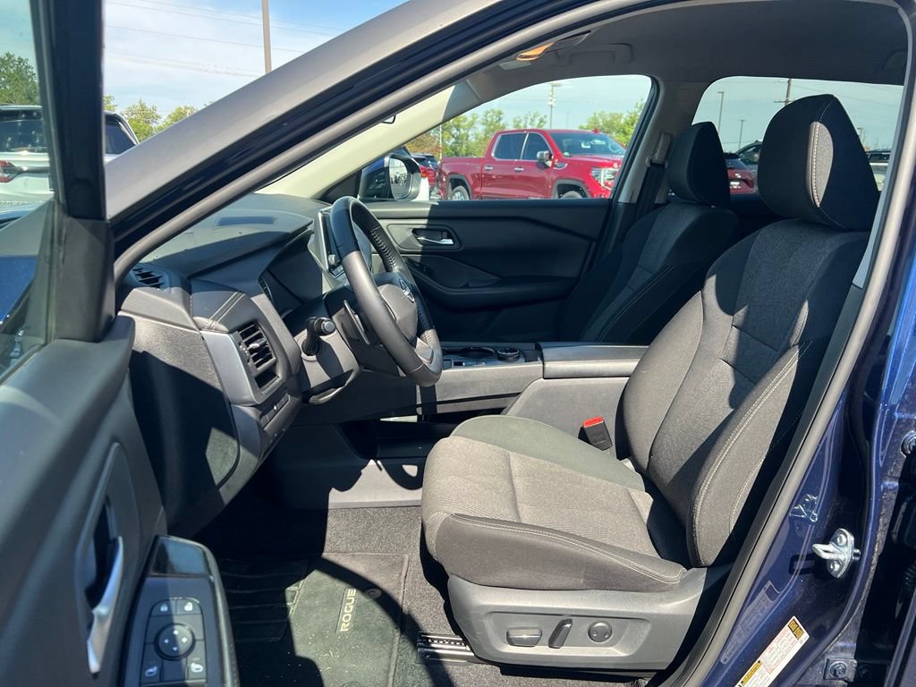 Used 2025 Nissan Rogue SV AWD/4WD image 8