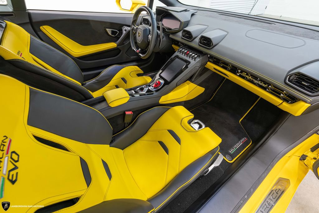 Used 2020 Lamborghini Huracan EVO RWD image 2