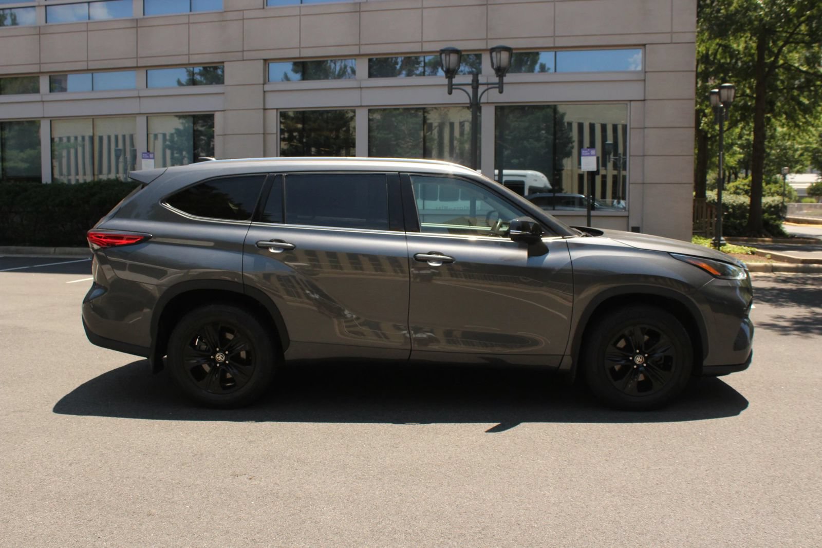 Used 2021 Toyota Highlander XLE AWD/4WD image 6