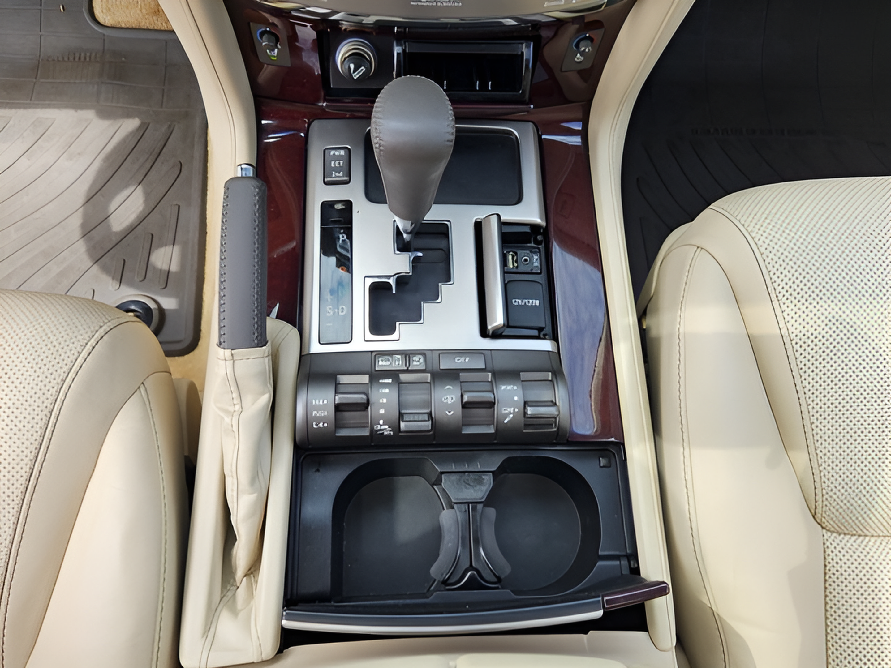 Used 2013 Lexus LX 570 4WD w/ Luxury Pkg image 18