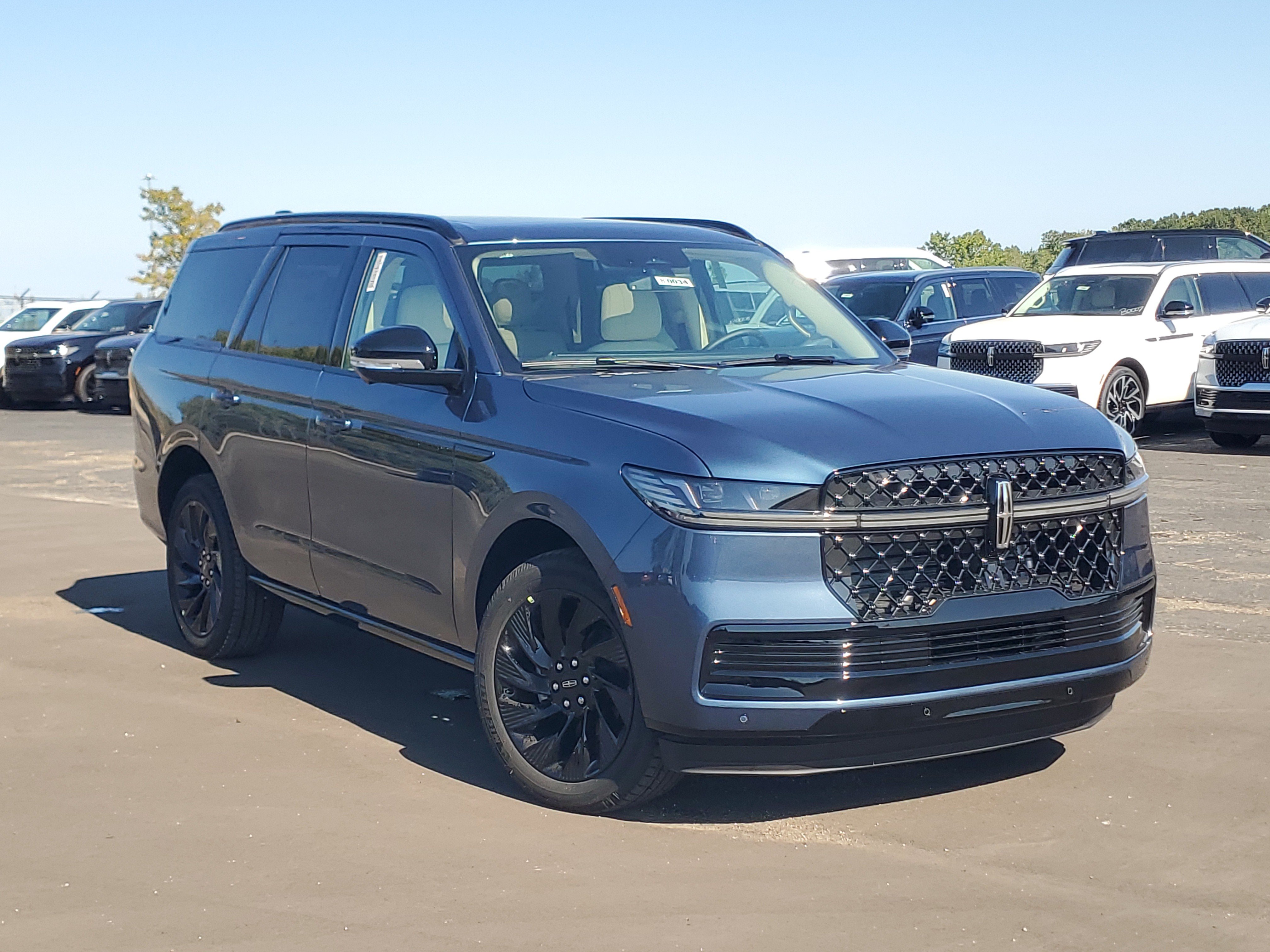 New 2027 Lincoln Navigator Reserve w/ Jet Appearance Package