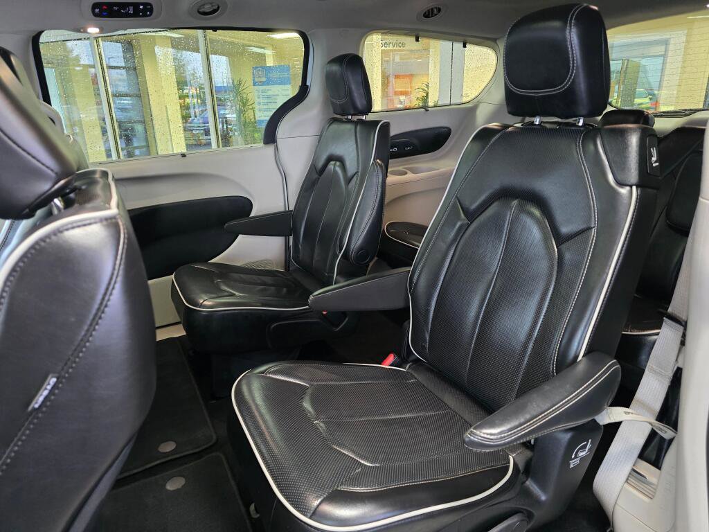 Used 2022 Chrysler Pacifica Limited image 35