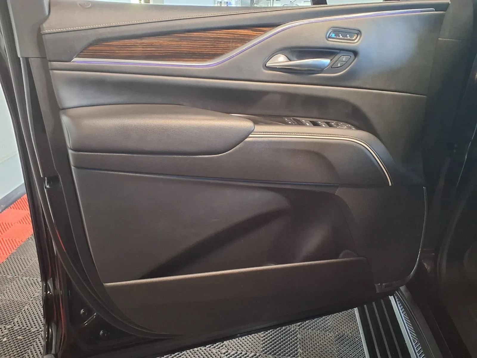 Used 2021 Cadillac Escalade ESV Premium Luxury w/ Driver Assist Tech Package AWD/4WD image 16