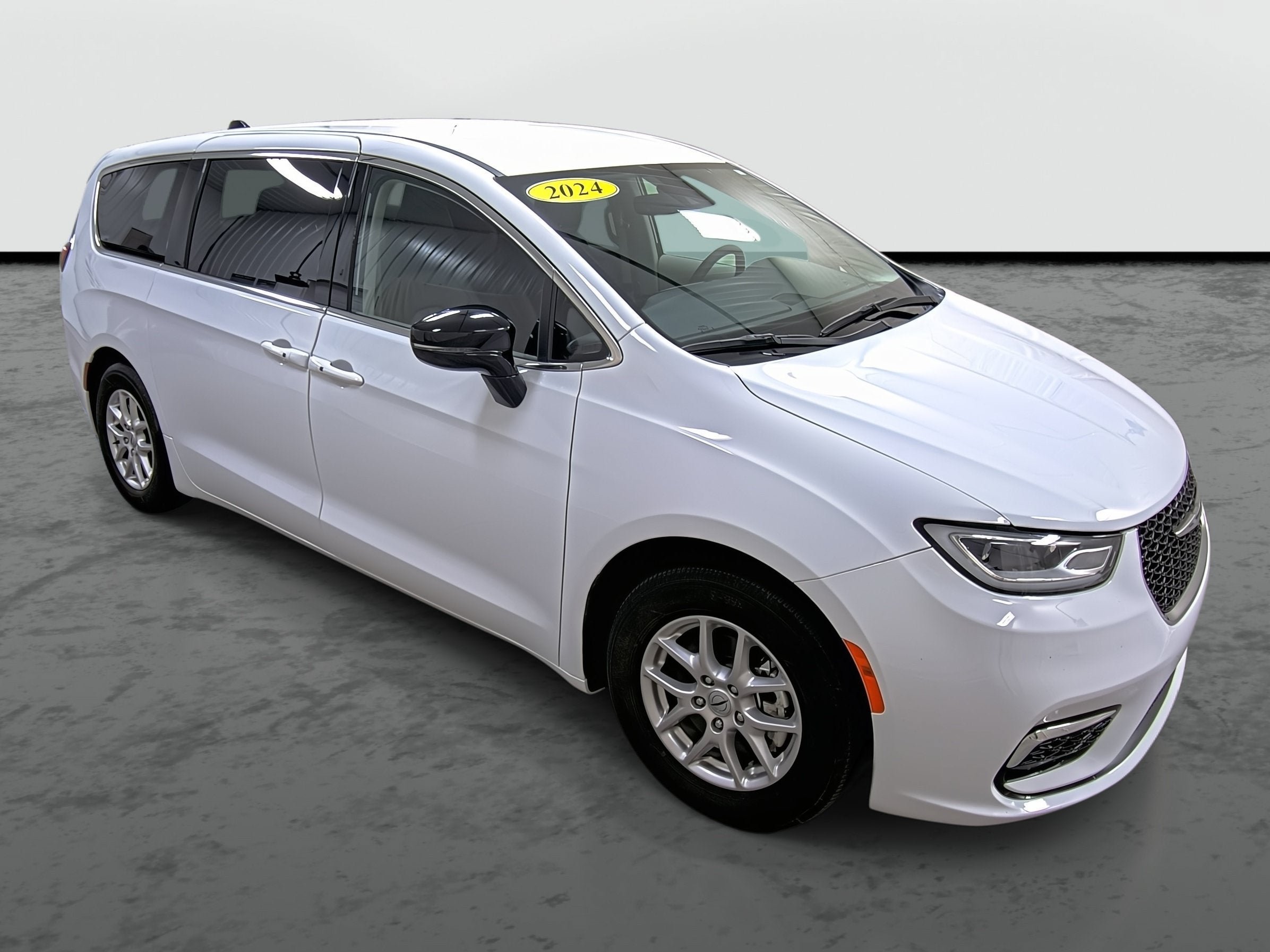 Used 2024 Chrysler Pacifica Touring-L w/ Uconnect Theater Family Group FWD image 5