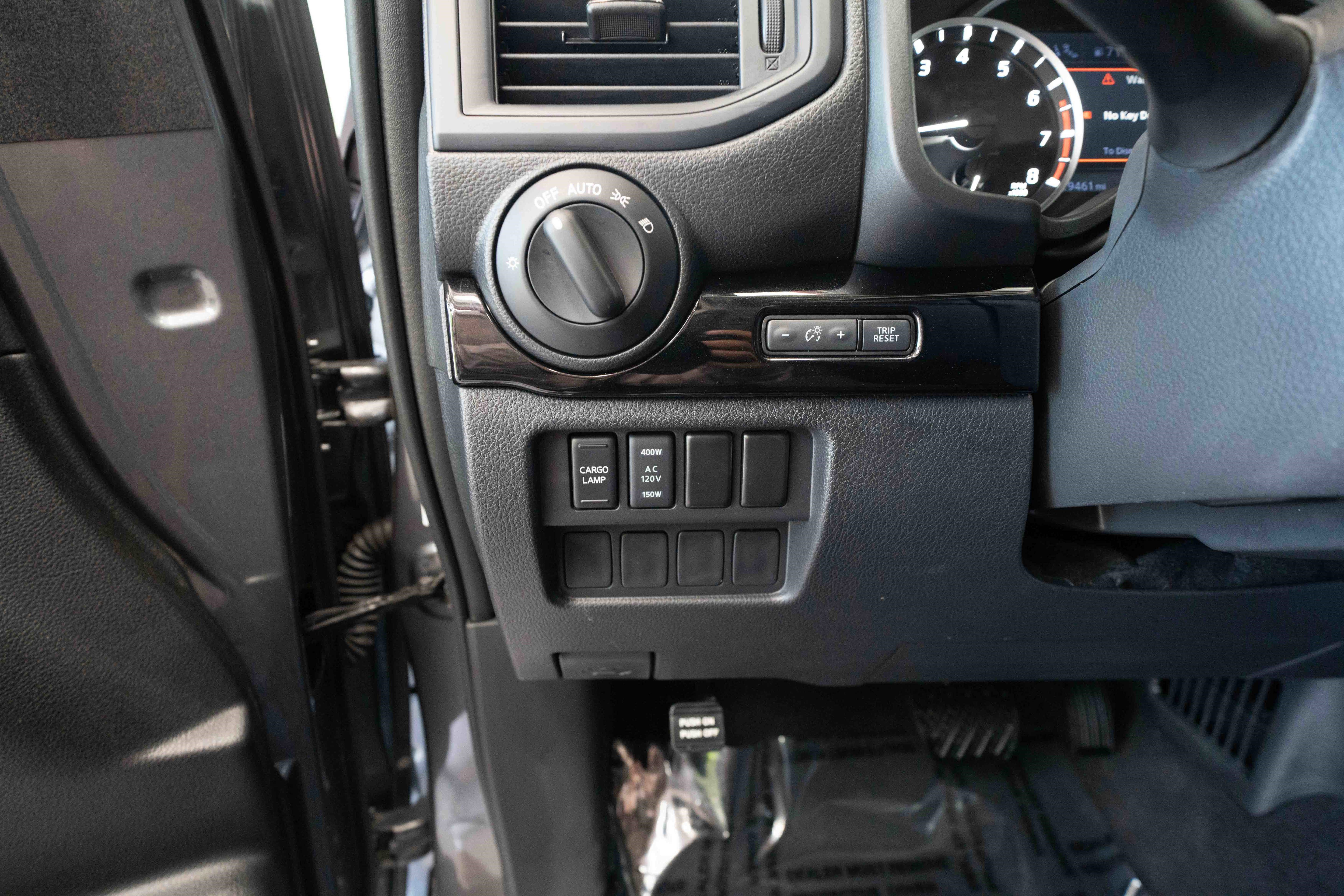 Used 2024 Nissan Titan SV w/ SV Convenience Package AWD/4WD image 11