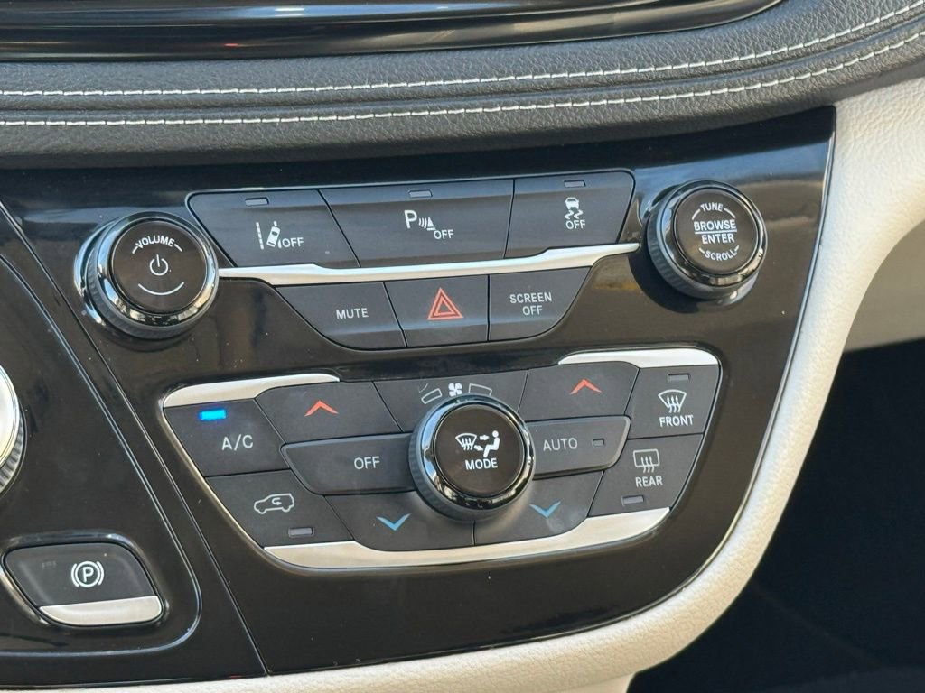 Used 2022 Chrysler Pacifica Touring-L image 32