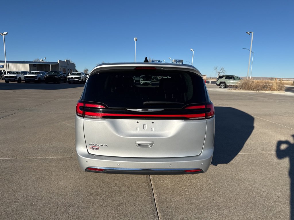 Used 2024 Chrysler Pacifica Touring-L FWD image 4