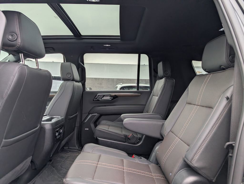 Used 2025 Chevrolet Suburban High Country AWD/4WD image 10