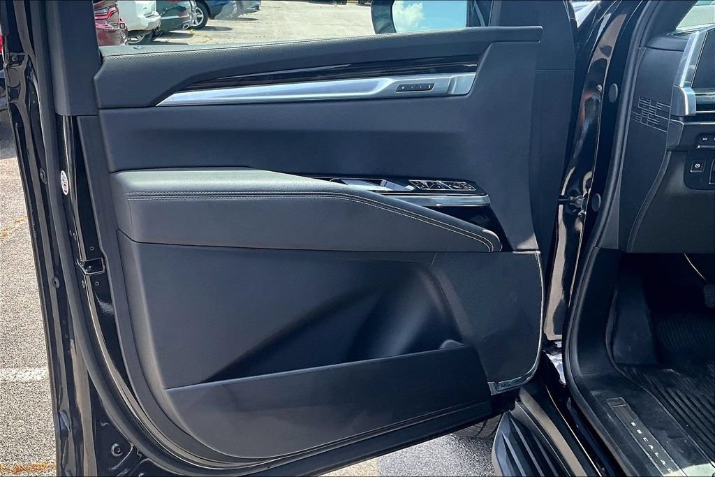 Used 2025 Cadillac Escalade ESV Premium Luxury AWD/4WD image 22