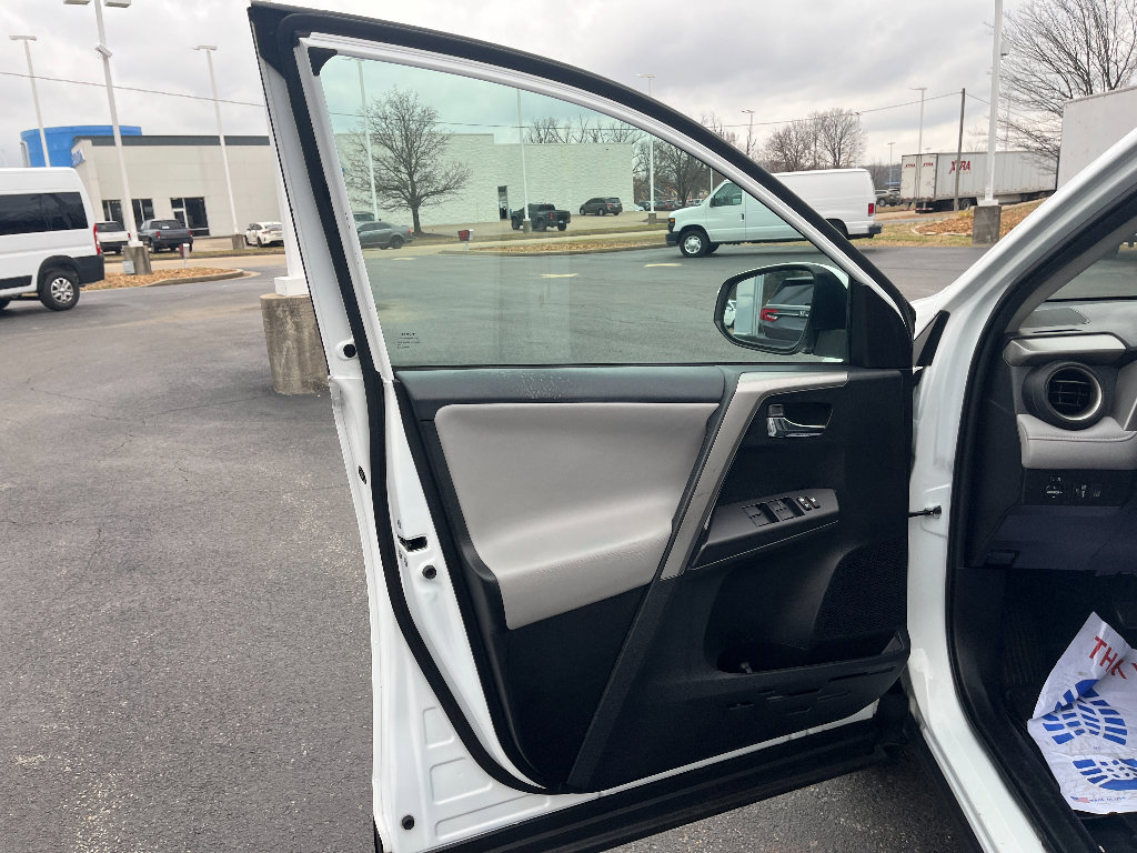 Used 2018 Toyota RAV4 XLE image 27