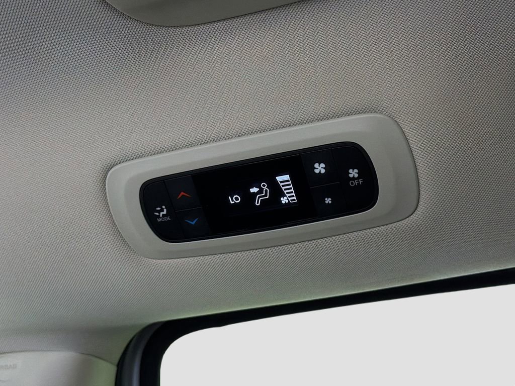 Used 2024 Chrysler Voyager LX image 25