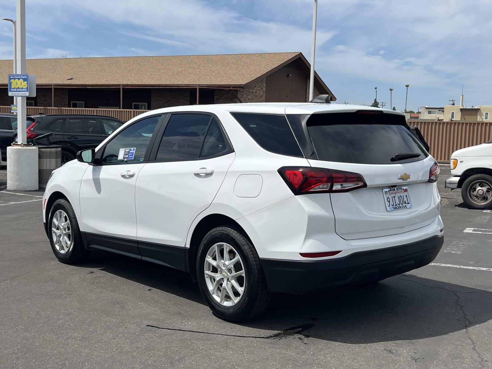 Used 2023 Chevrolet Equinox LS w/ LS Convenience Package FWD image 3