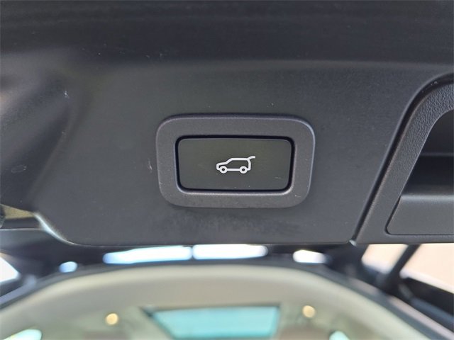 Used 2021 Land Rover Range Rover Velar R-Dynamic S image 16