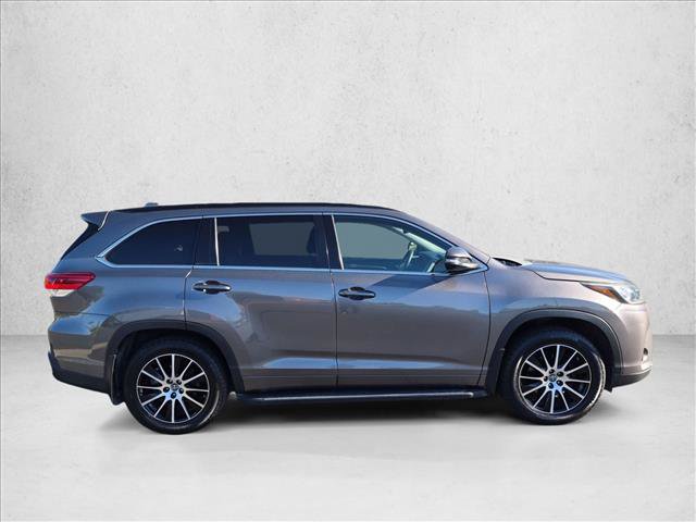 Used 2017 Toyota Highlander SE AWD/4WD image 4