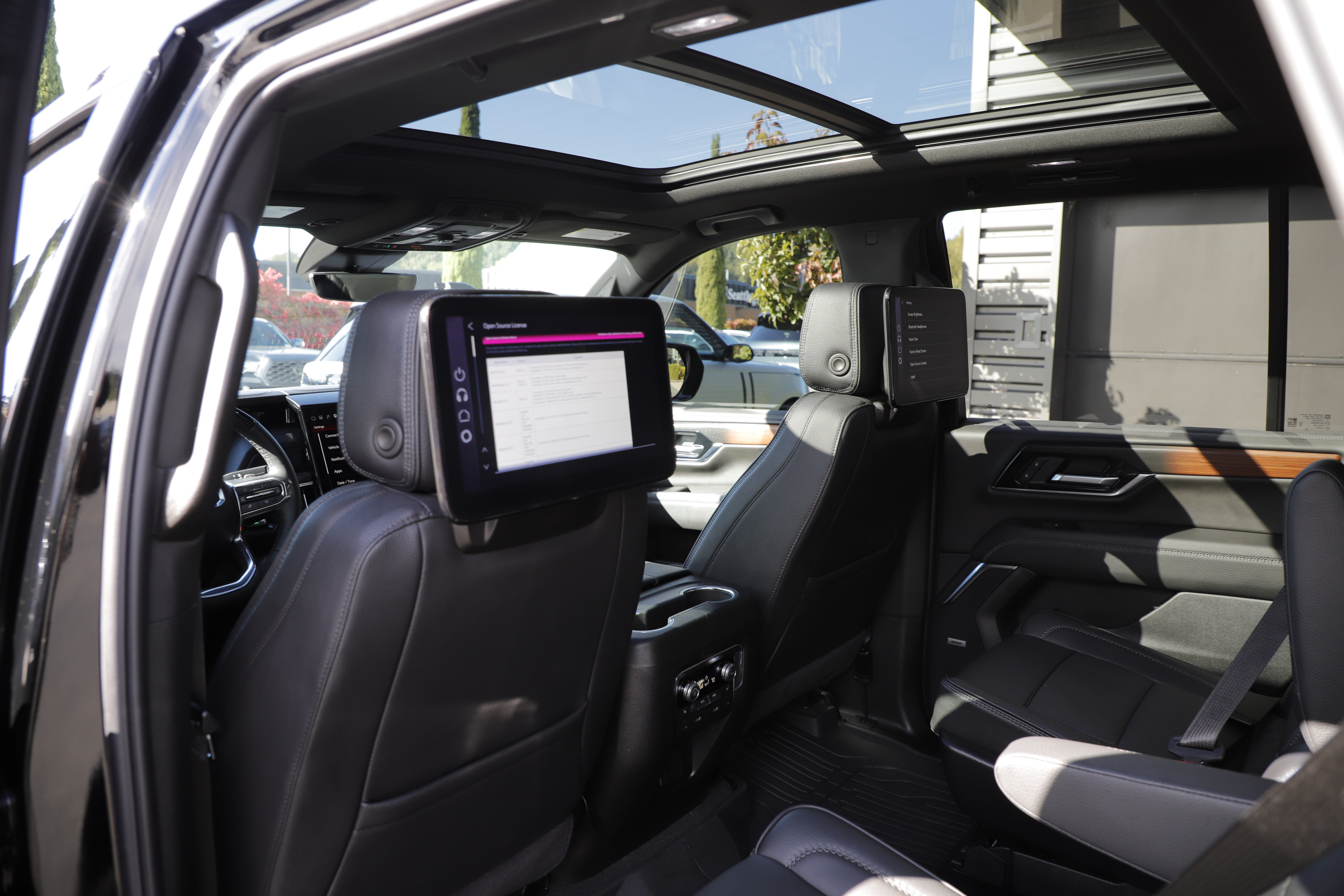 Used 2025 GMC Yukon Denali w/ Denali Reserve Package AWD/4WD image 12