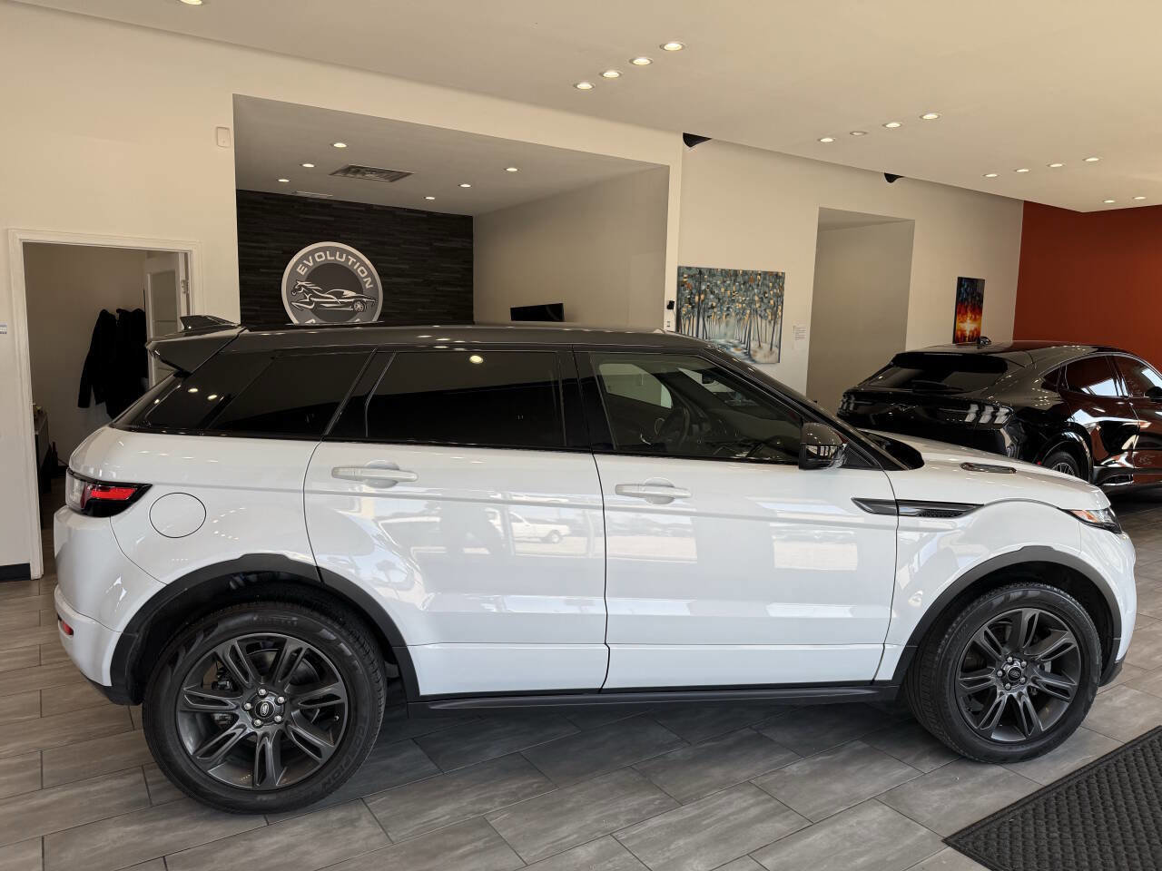 Used 2019 Land Rover Range Rover Evoque SE Premium image 10