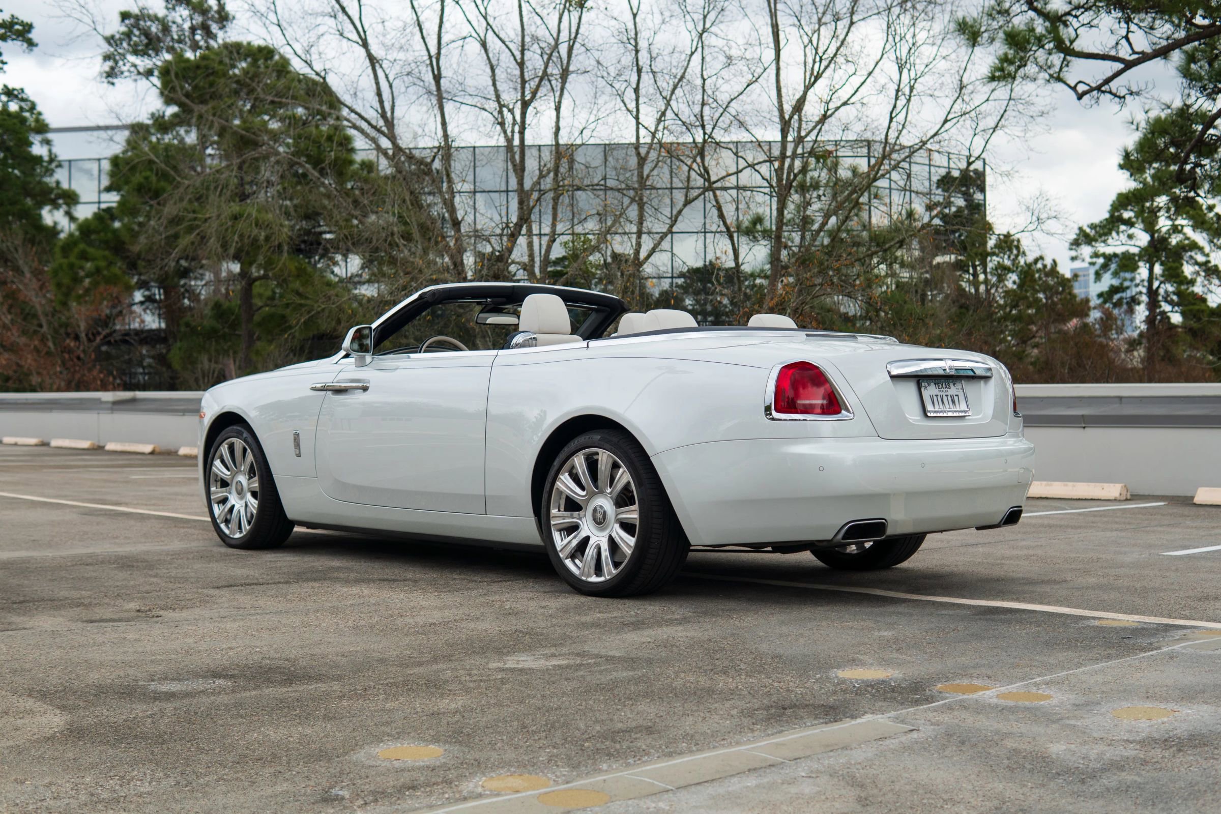 Used 2017 Rolls-Royce Dawn image 21