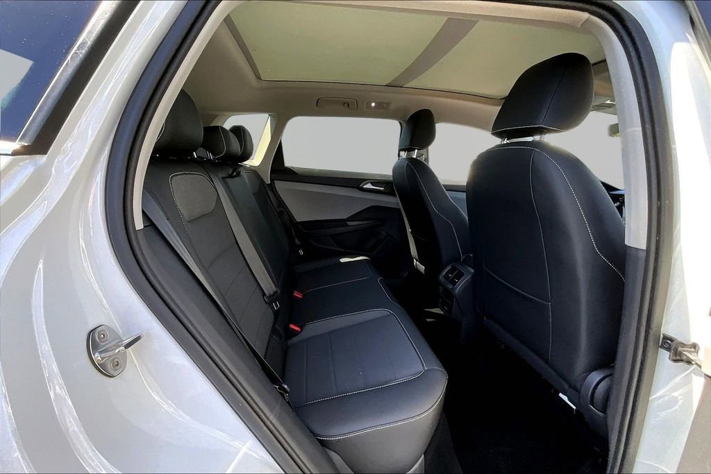 Used 2023 Volkswagen Taos SE w/ Panoramic Sunroof Package FWD image 23