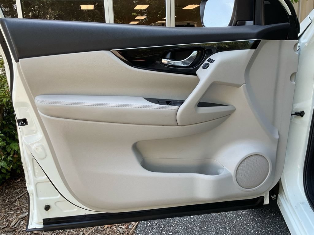 Used 2017 Nissan Rogue Sport SL w/ SL Premium Package FWD image 33