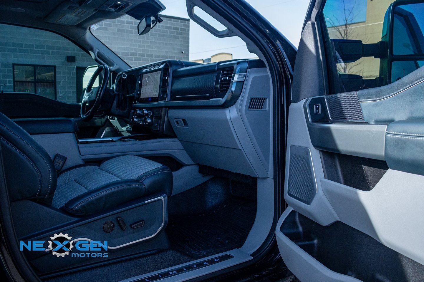 Used 2023 Ford F350 Limited w/ FX4 Off-Road Package image 37