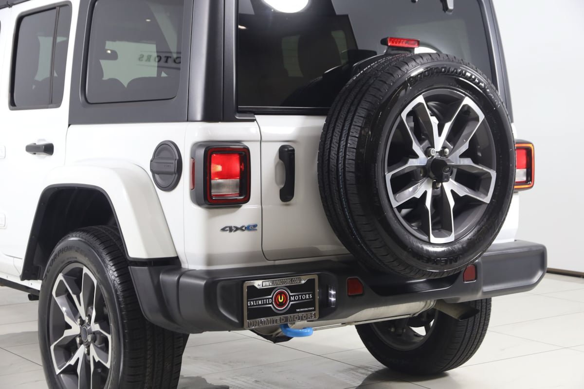 Used 2024 Jeep Wrangler Unlimited w/ Convenience Group AWD/4WD image 21