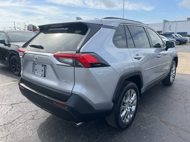 Used 2021 Toyota RAV4 XLE Premium image 4