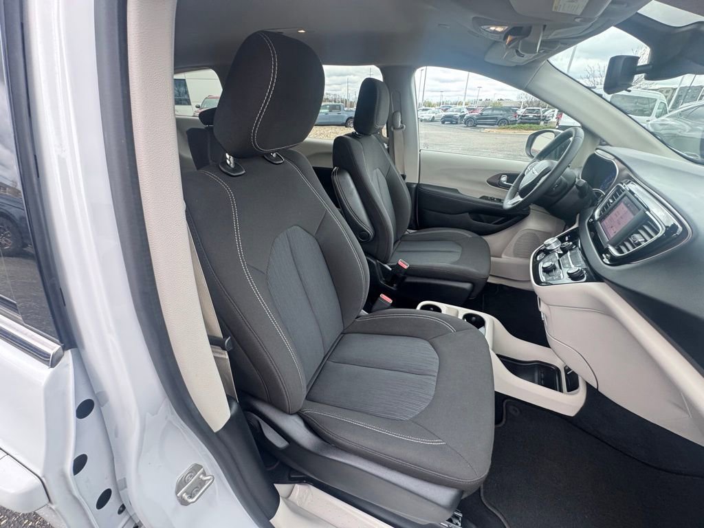 Used 2023 Chrysler Voyager LX FWD image 18