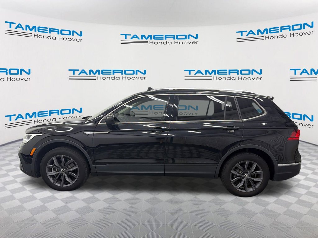 Used 2023 Volkswagen Tiguan SE w/ Panoramic Sunroof Package FWD image 2