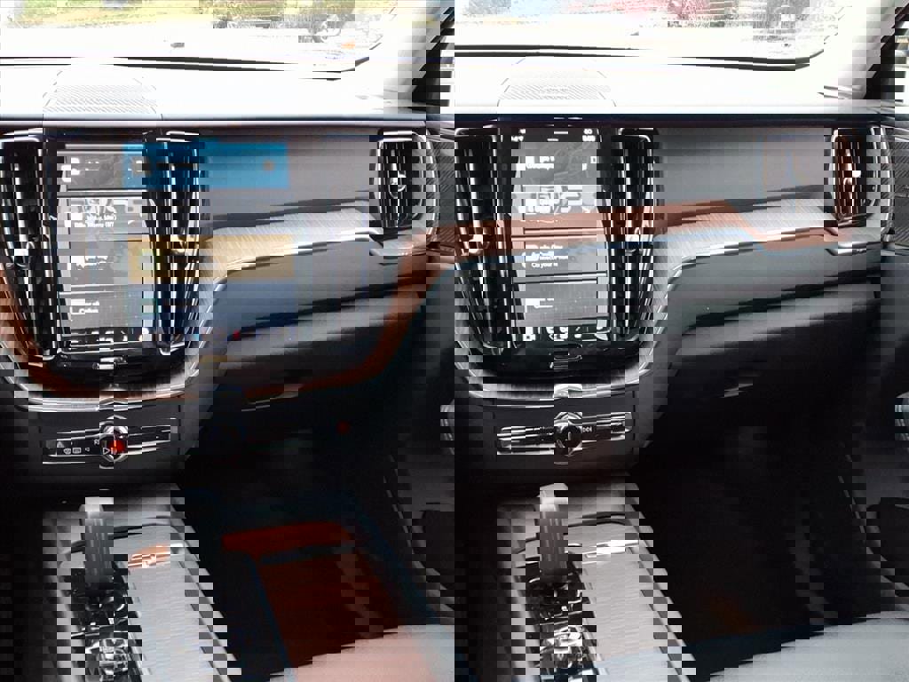 Used 2024 Volvo XC60 B5 Plus image 13