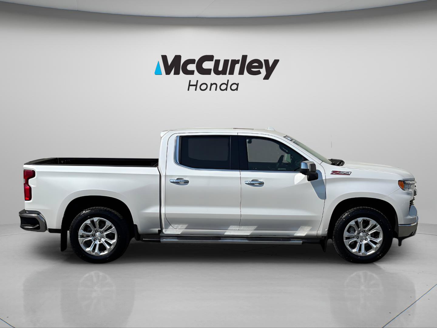 Used 2023 Chevrolet Silverado 1500 LTZ AWD/4WD image 2