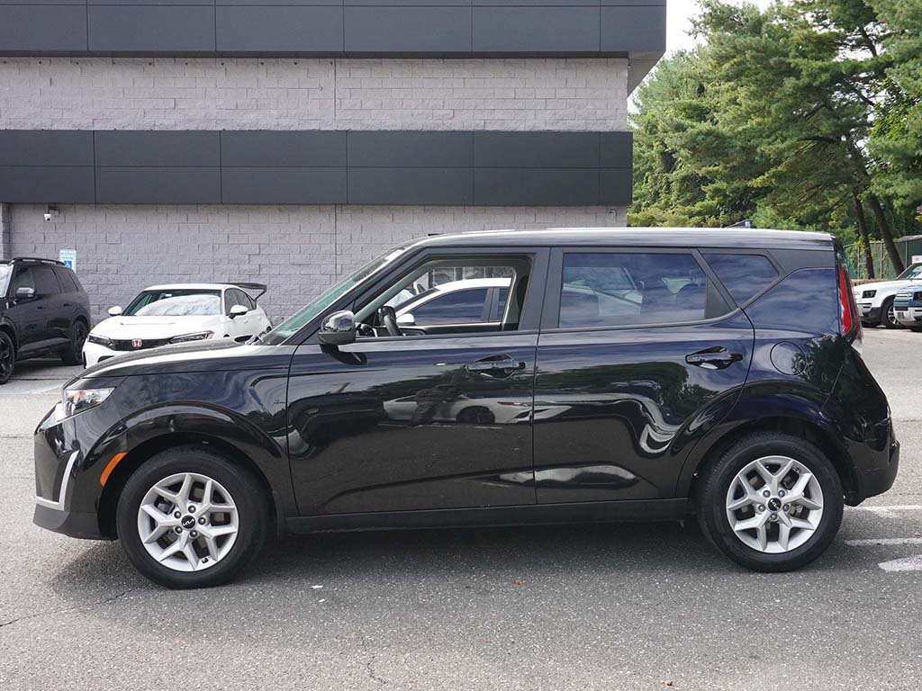 Used 2024 Kia Soul LX w/ Option Group 015 FWD image 16