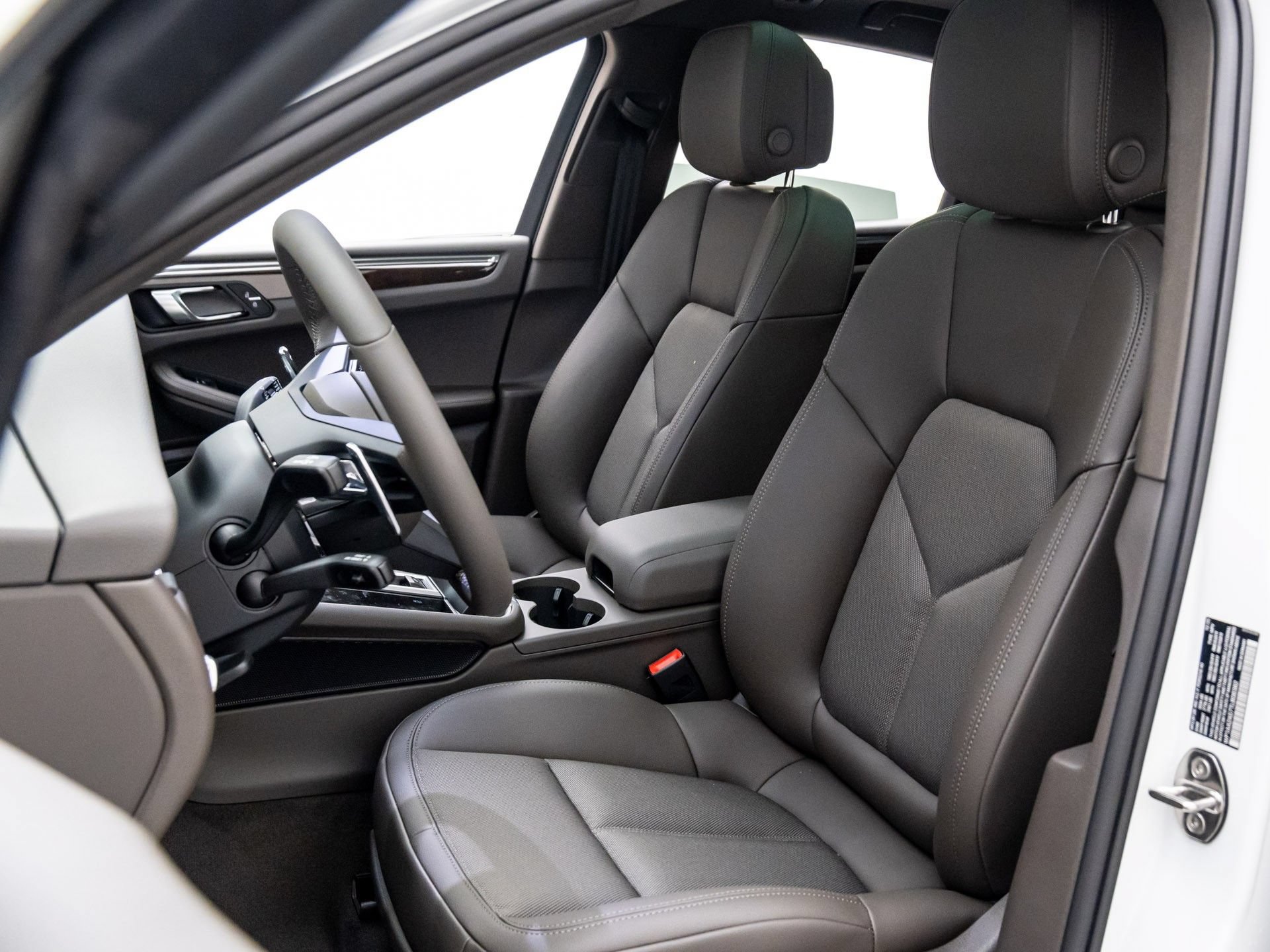 Certified 2026 Porsche Macan AWD/4WD image 5