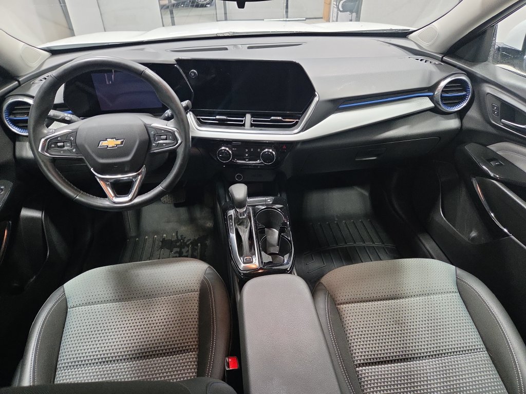 Used 2025 Chevrolet Trax LT w/ LT Convenience Package FWD image 3