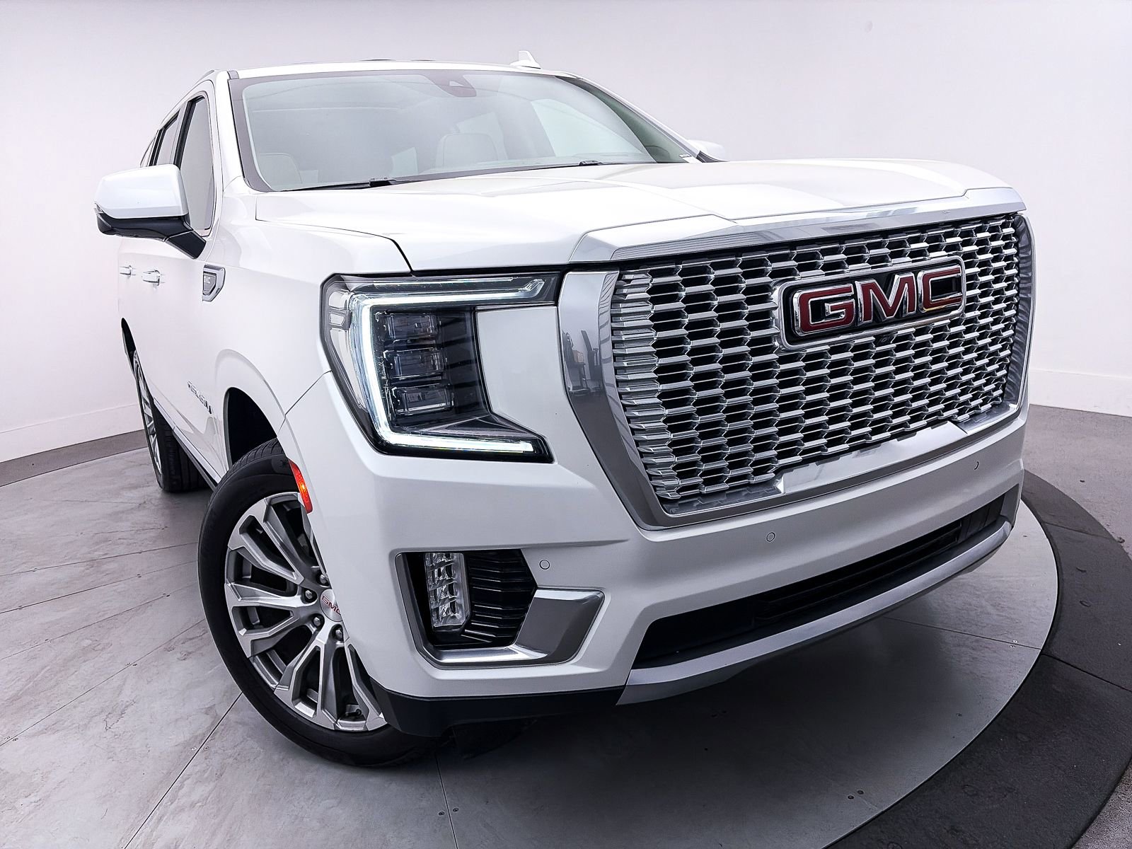 Used 2021 GMC Yukon Denali w/ Denali Premium Package image 11