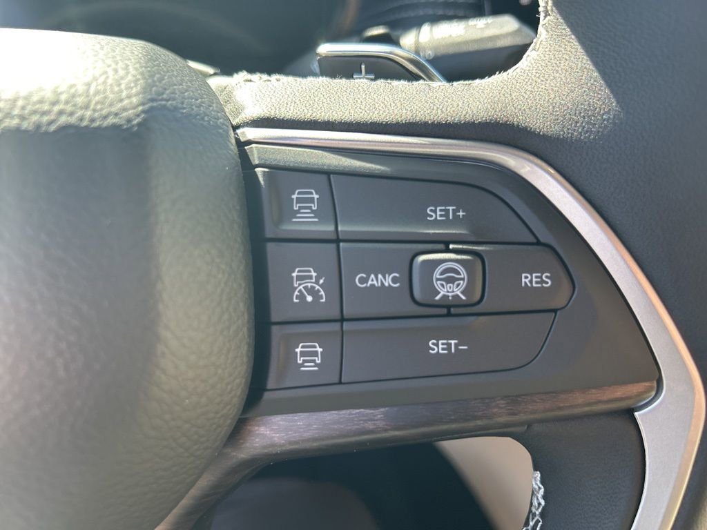 New 2026 Jeep Grand Cherokee Limited w/ Luxury Tech Group II AWD/4WD image 16