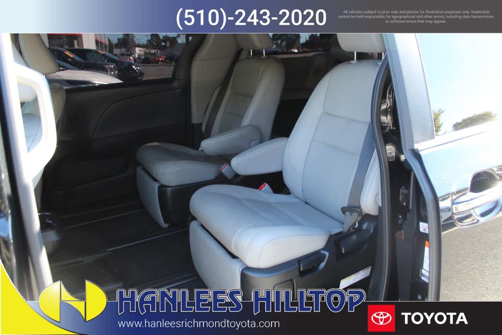 Used 2018 Toyota Sienna Limited w/ Carpet Mat Package image 16