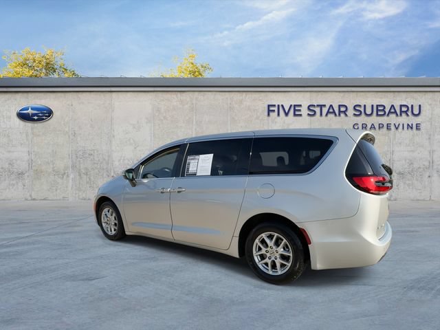 Used 2023 Chrysler Pacifica Touring-L FWD image 6