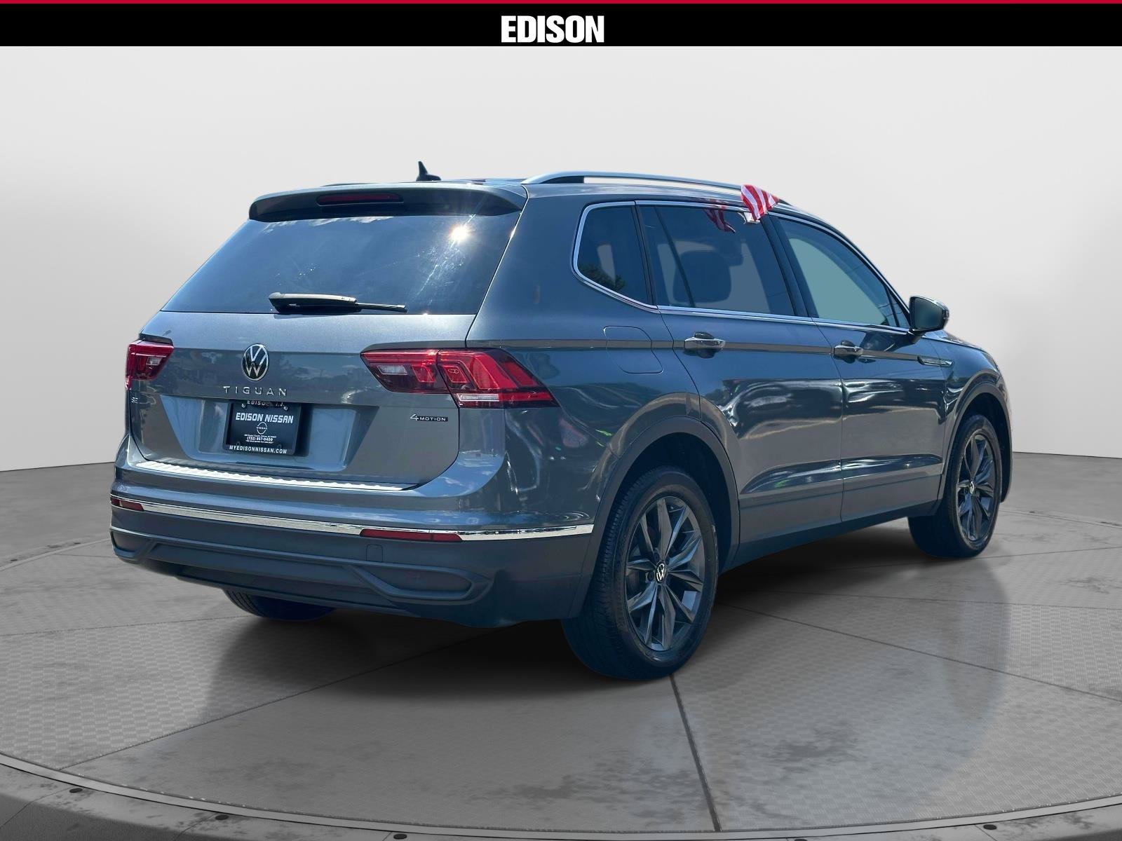 Used 2023 Volkswagen Tiguan SE w/ Panoramic Sunroof Package AWD/4WD image 4