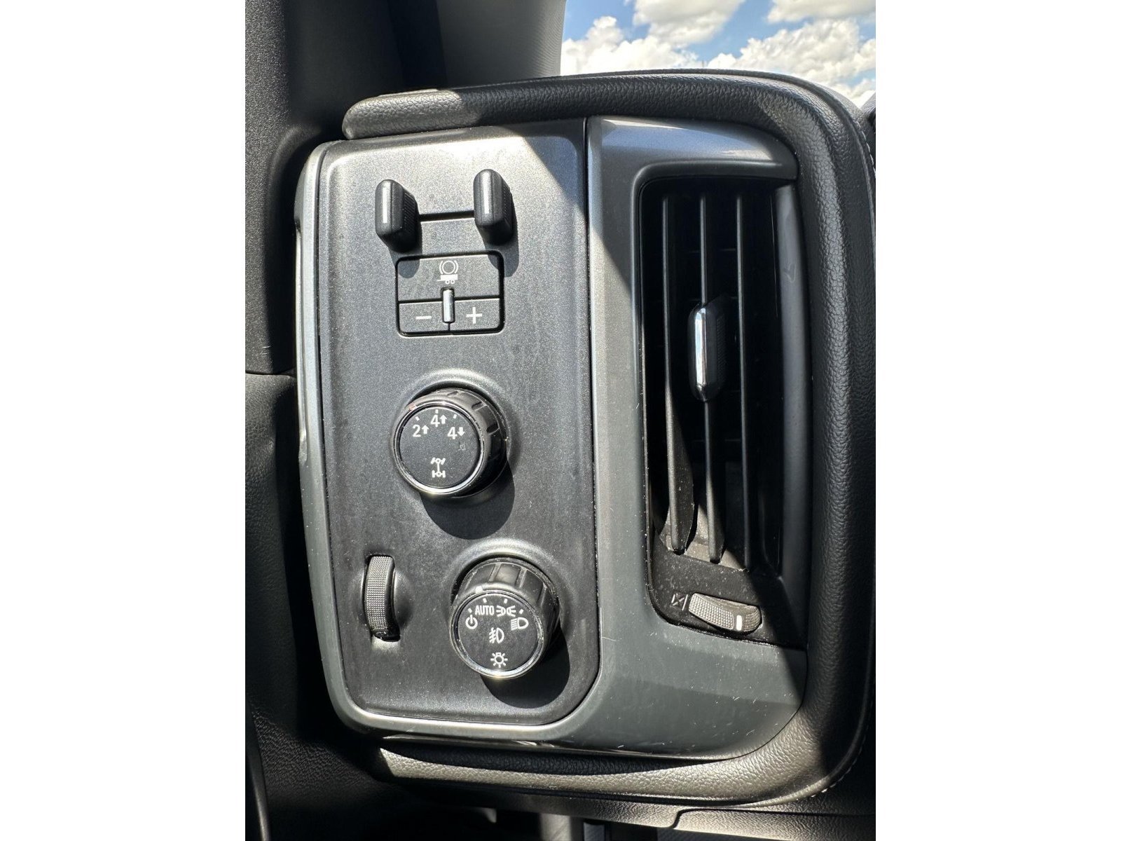 Used 2016 Chevrolet Silverado 2500 LTZ AWD/4WD image 31
