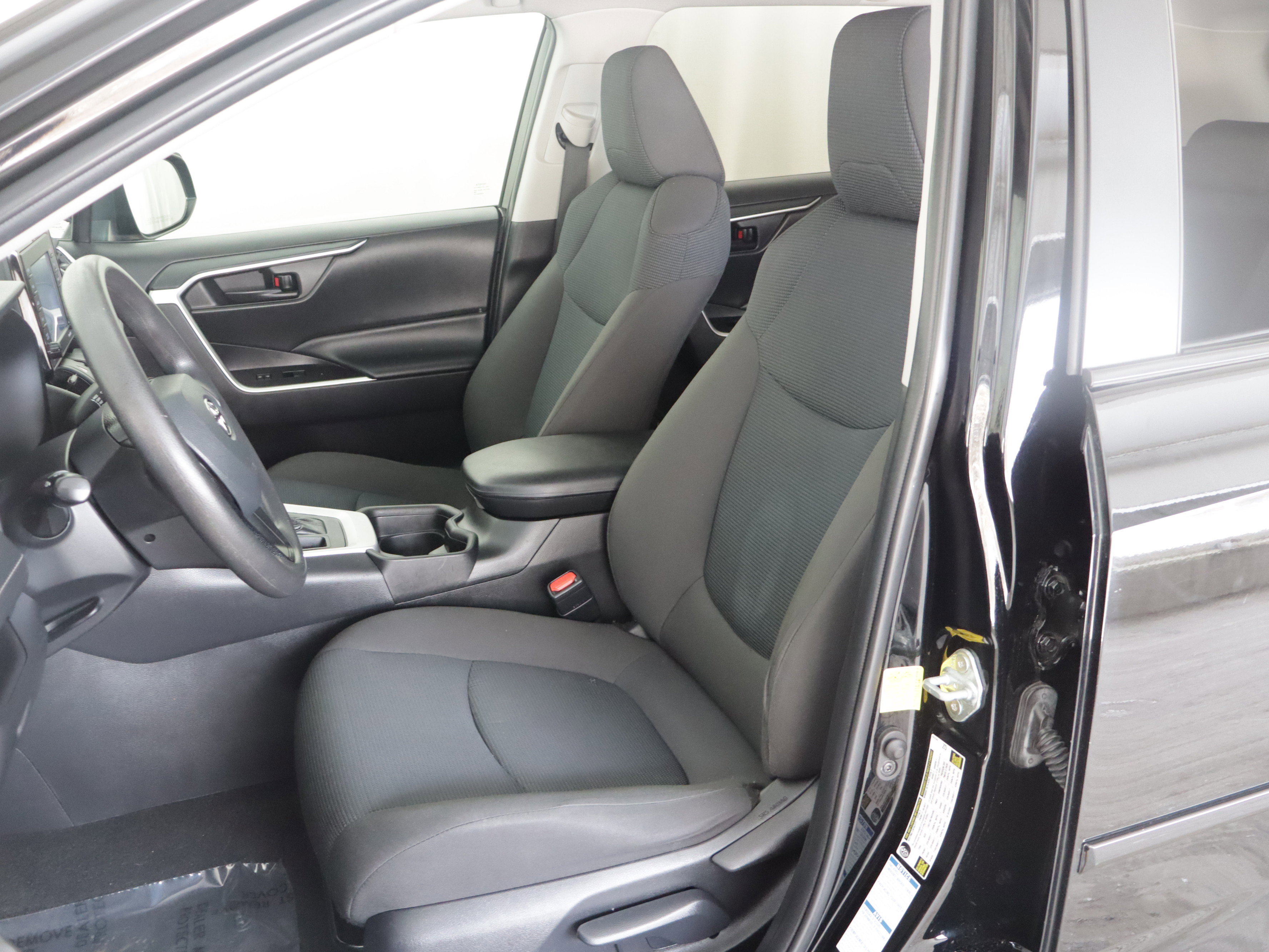 Used 2021 Toyota RAV4 LE image 7