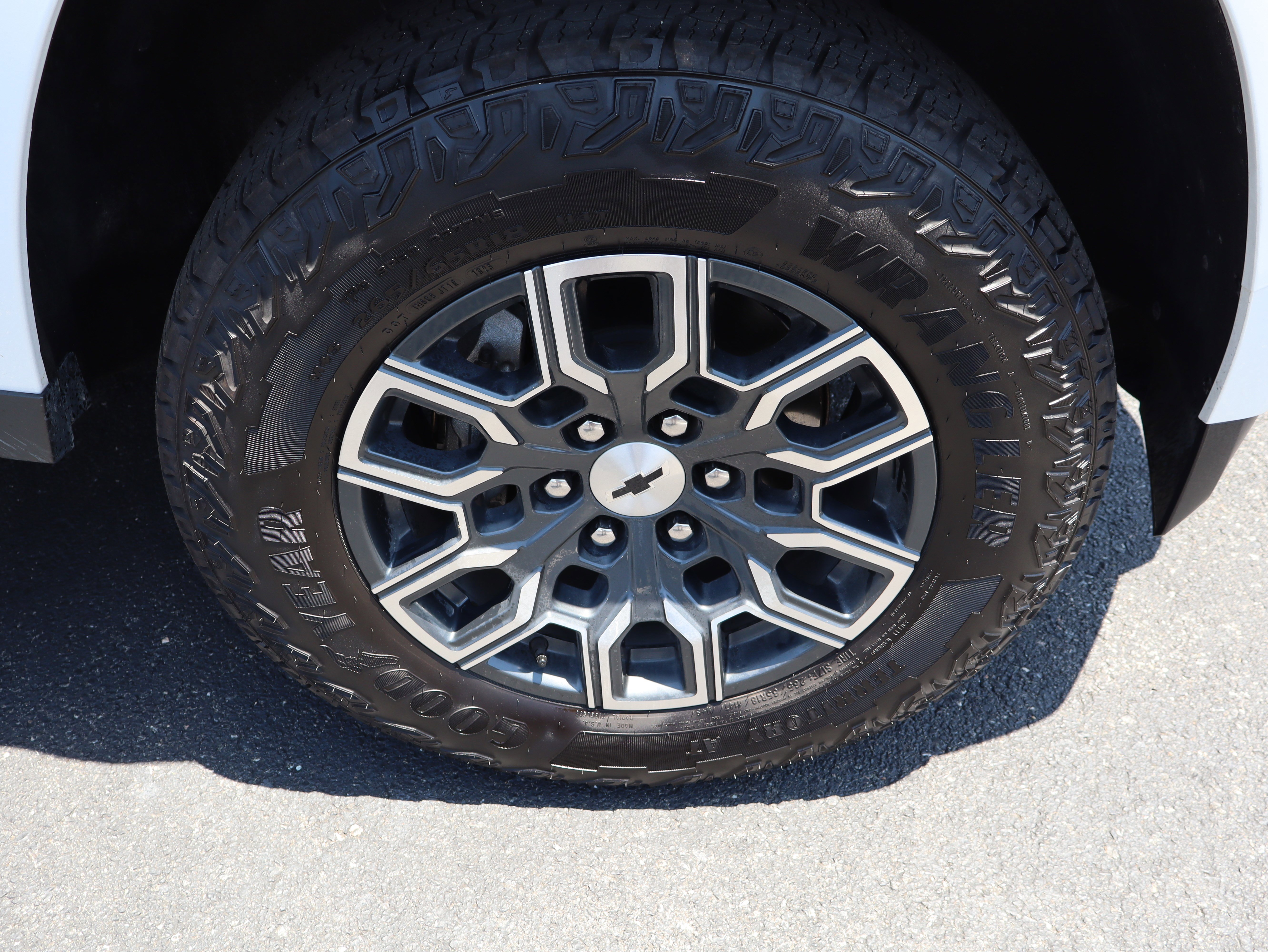 Used 2025 Chevrolet Colorado Z71 w/ Technology Package AWD/4WD image 13