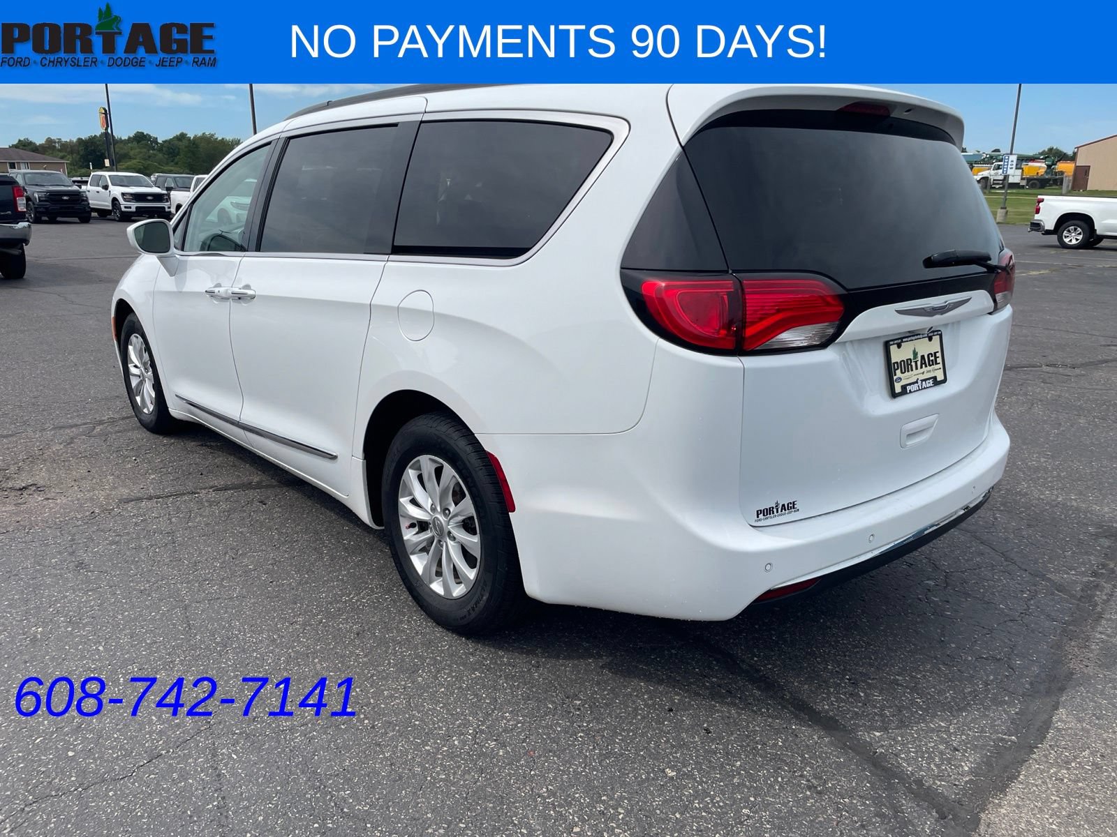 Used 2017 Chrysler Pacifica Touring-L FWD image 4