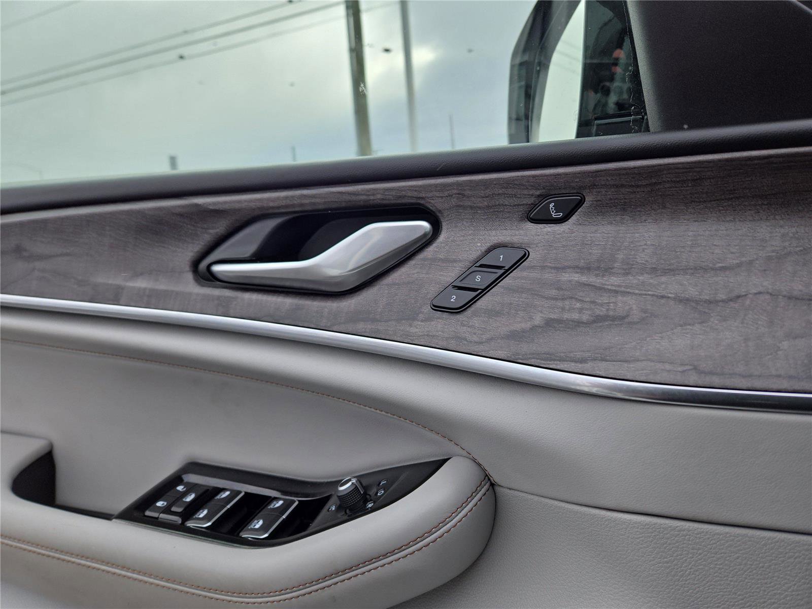 Used 2022 Jeep Grand Cherokee Overland w/ Luxury Tech Group IV image 19