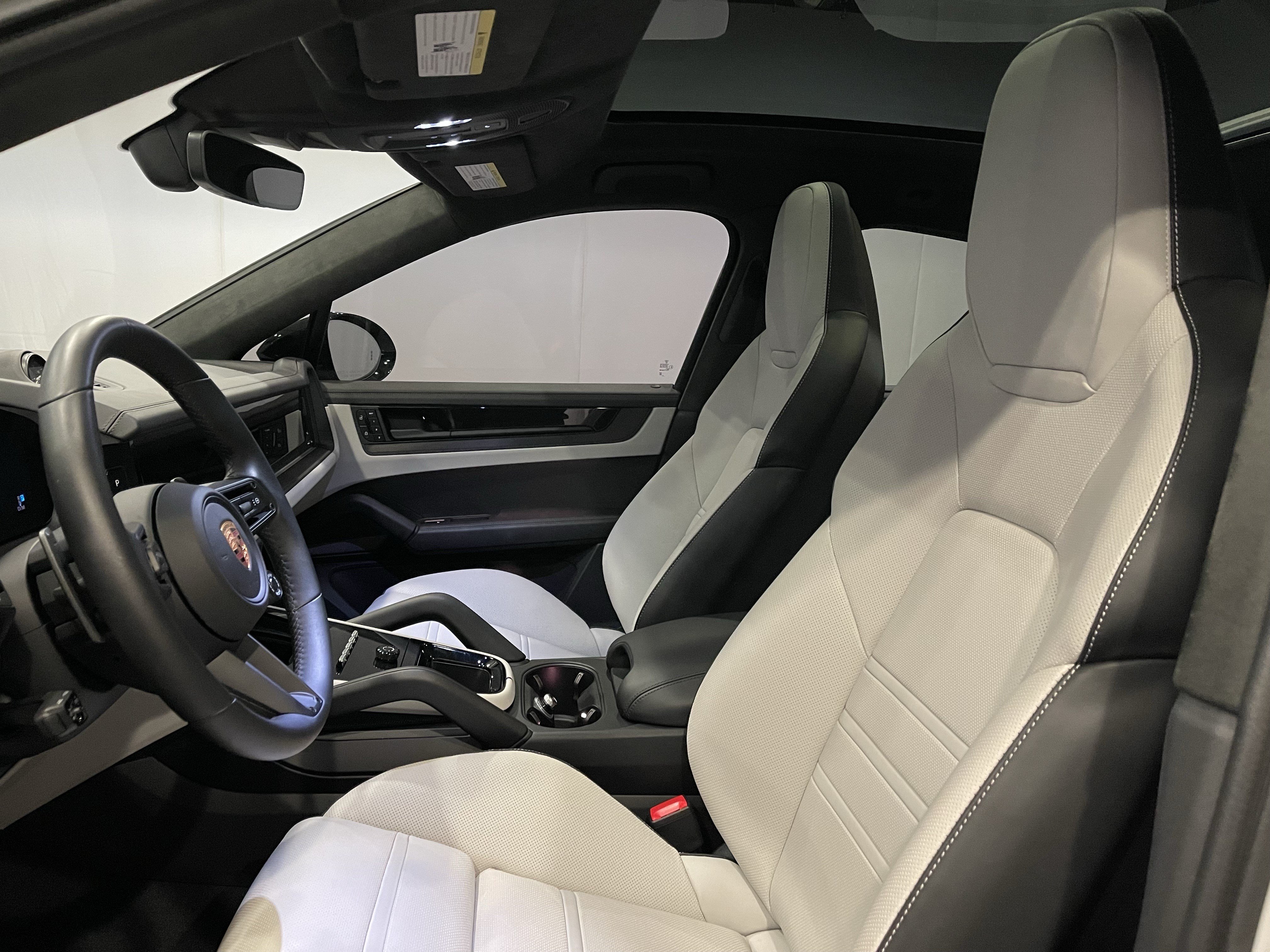 Used 2025 Porsche Cayenne GTS AWD/4WD image 14